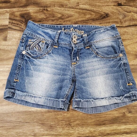 Wallflower Junior's Size 5 Jean Shorts Two Button - Picture 1 of 10